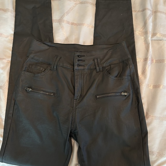 Faux leather stretch pants size 8 - Picture 2 of 4